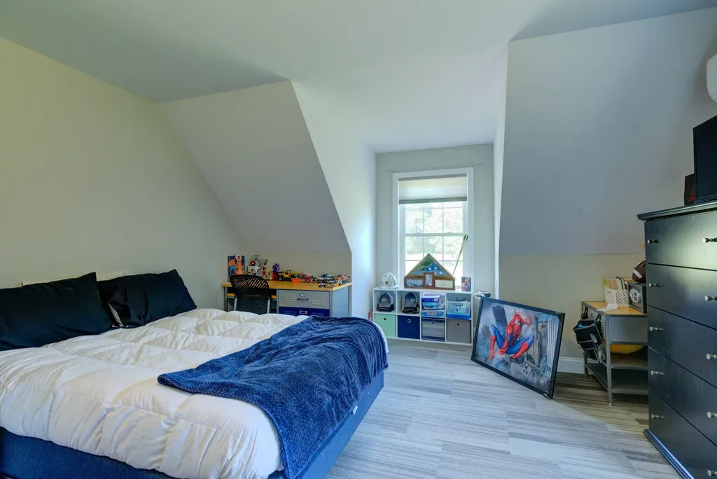 19 Allen Lane Naples ME 04055