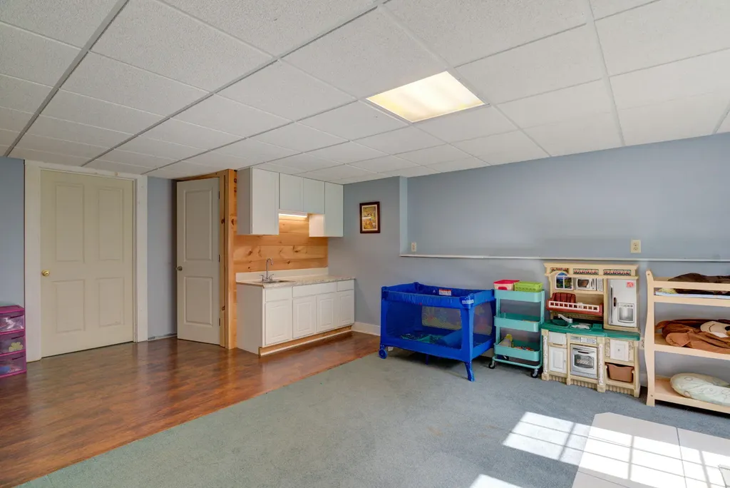 19 Allen Lane Naples ME 04055