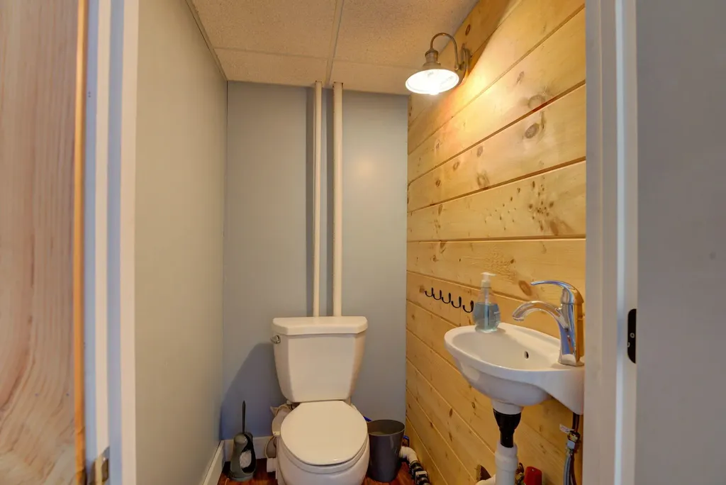 19 Allen Lane Naples ME 04055