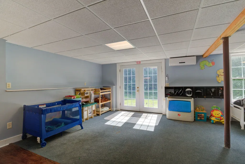 19 Allen Lane Naples ME 04055