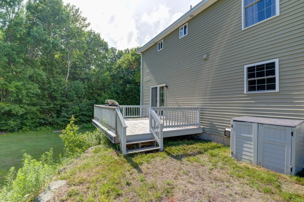 19 Allen Lane Naples ME 04055
