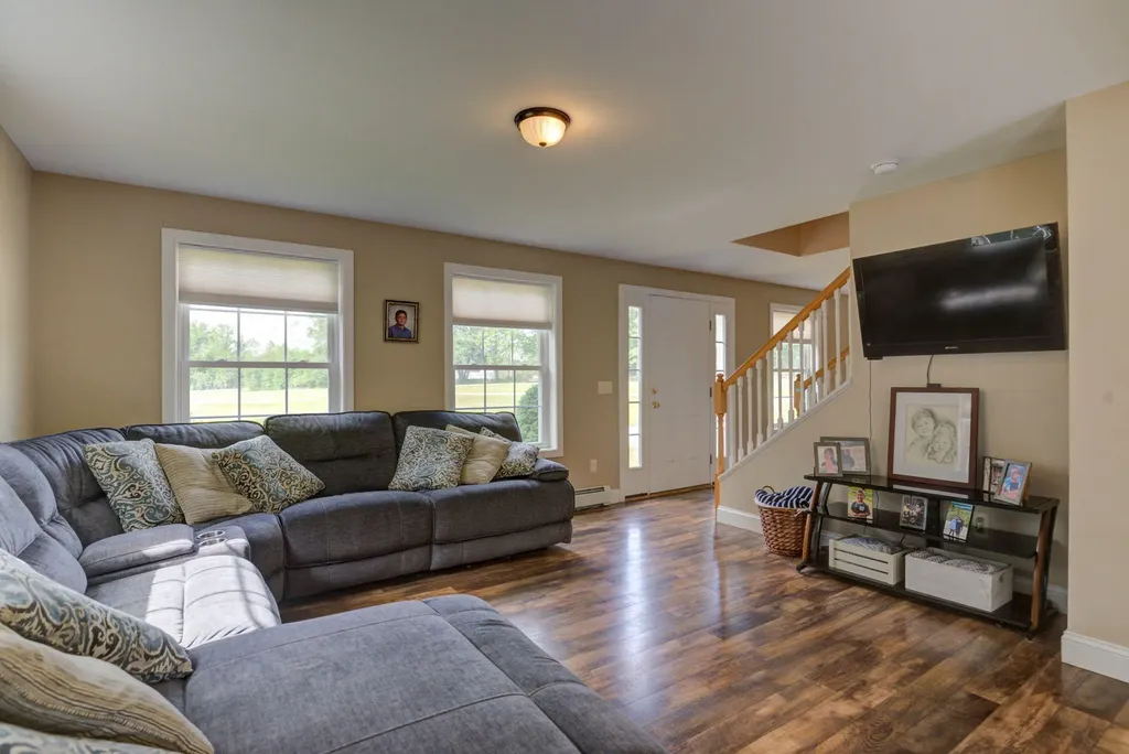 19 Allen Lane Naples ME 04055