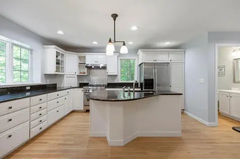 10 Robin Lane Falmouth ME 04105