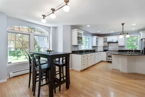 10 Robin Lane Falmouth ME 04105