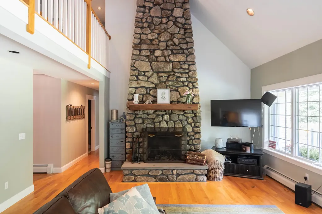 78 Cape Road Raymond ME 04071