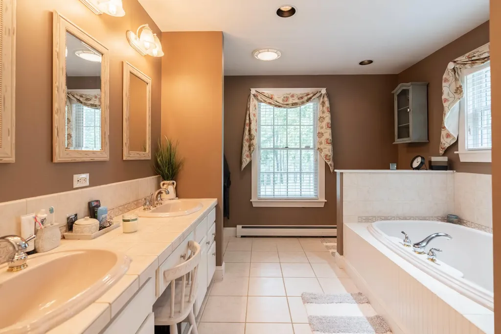 78 Cape Road Raymond ME 04071
