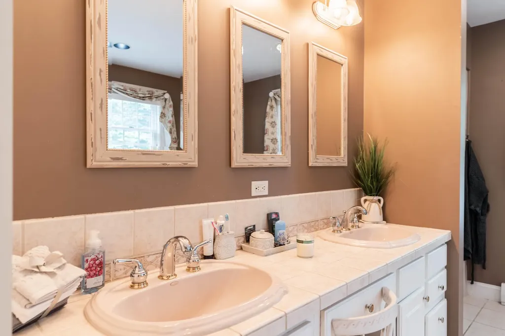 78 Cape Road Raymond ME 04071