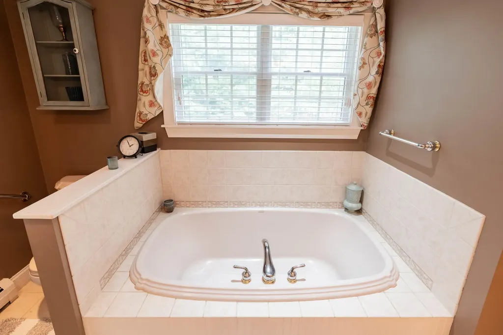 78 Cape Road Raymond ME 04071