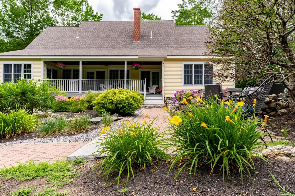 78 Cape Road Raymond ME 04071