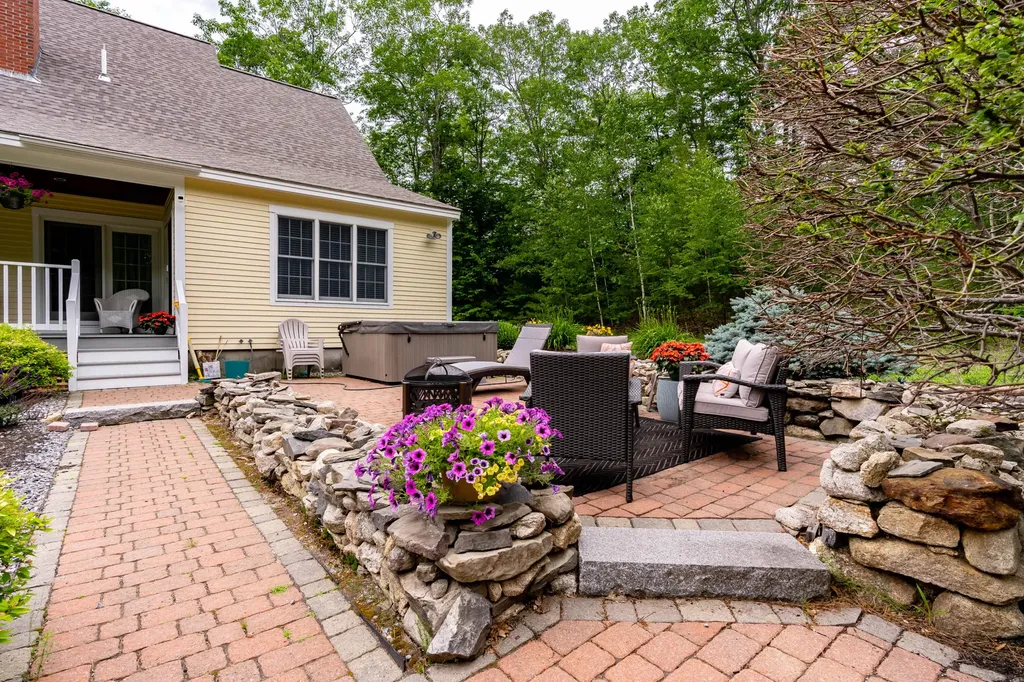 78 Cape Road Raymond ME 04071