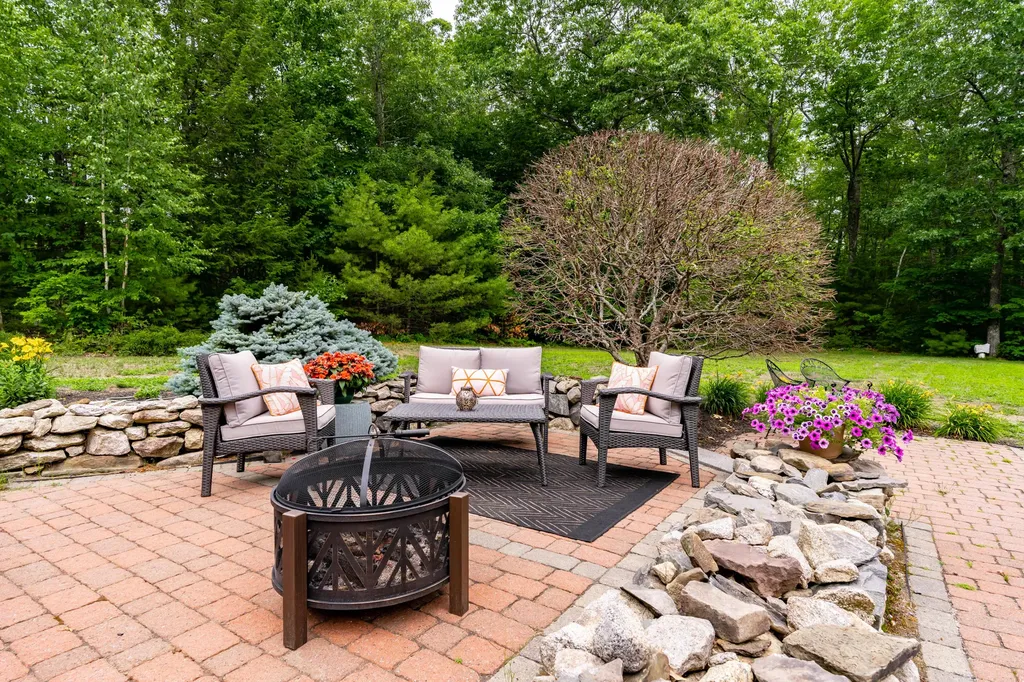 78 Cape Road Raymond ME 04071
