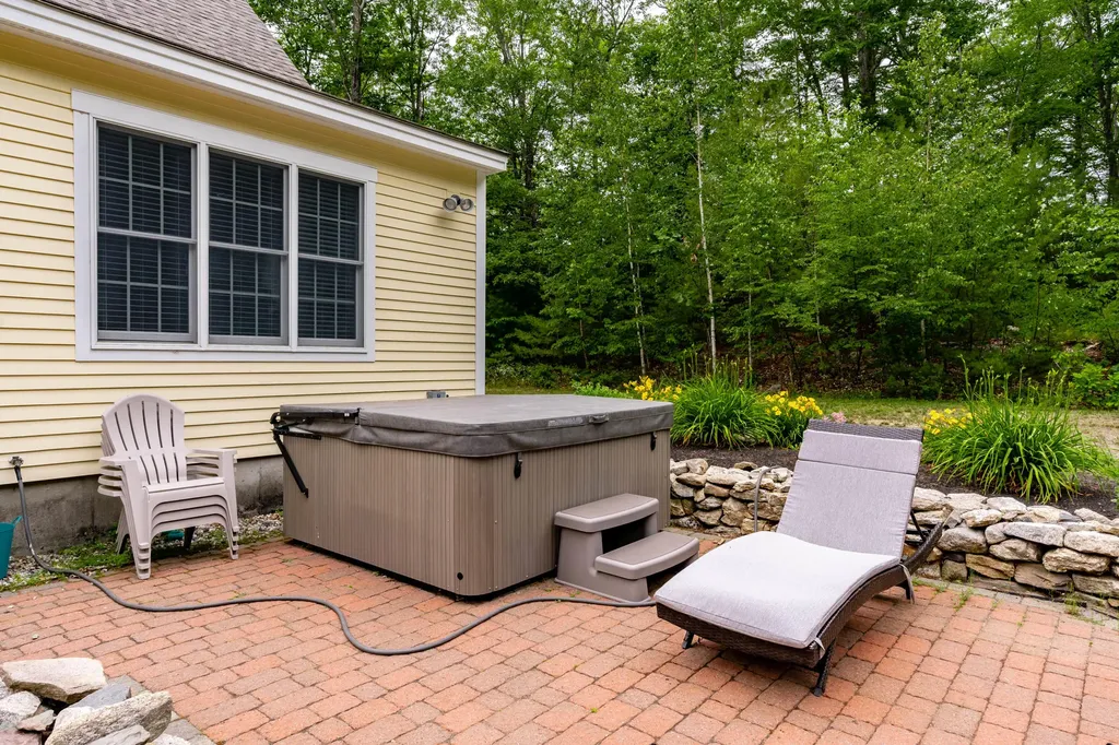78 Cape Road Raymond ME 04071
