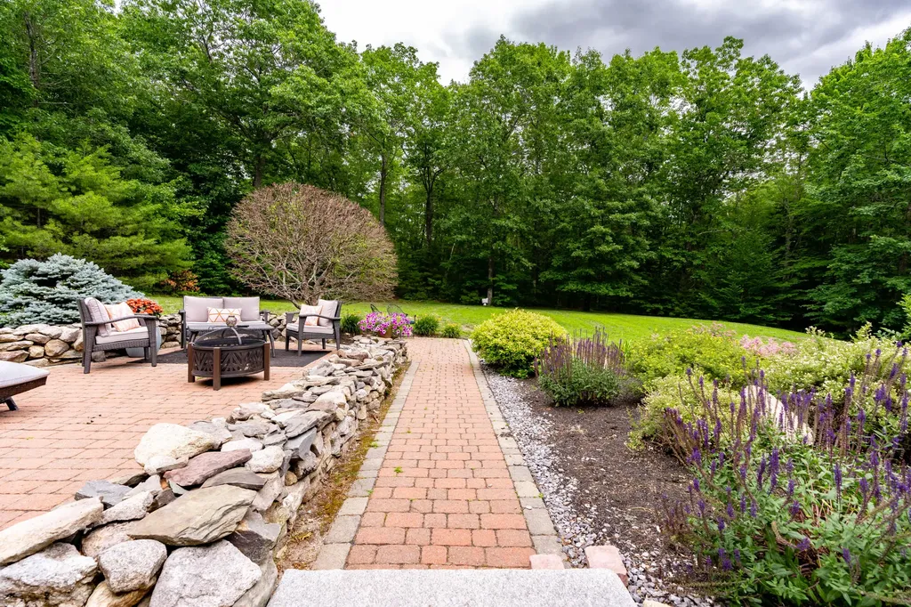 78 Cape Road Raymond ME 04071