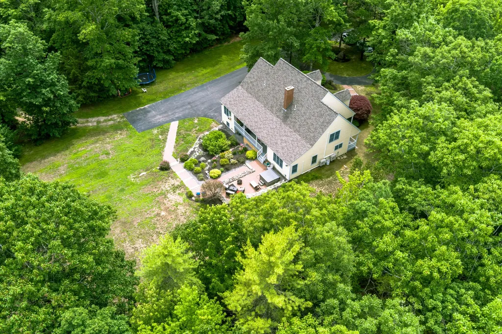 78 Cape Road Raymond ME 04071