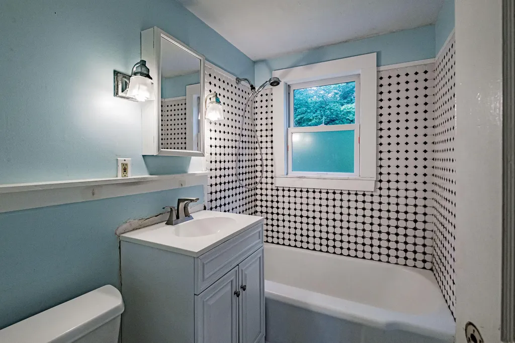 73 Middle Road Falmouth ME 04105