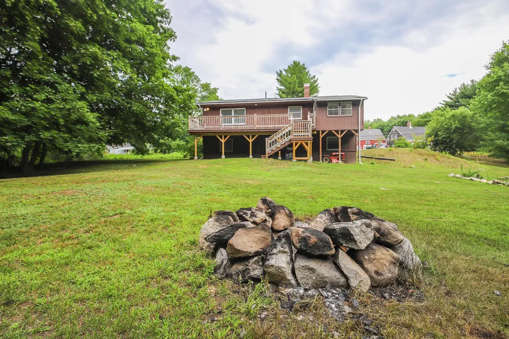 62 Yarmouth Road Gray ME 04039