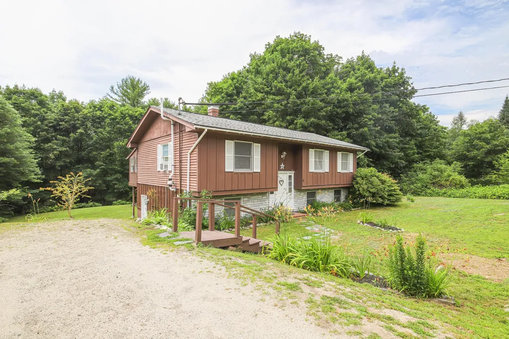 62 Yarmouth Road Gray ME 04039
