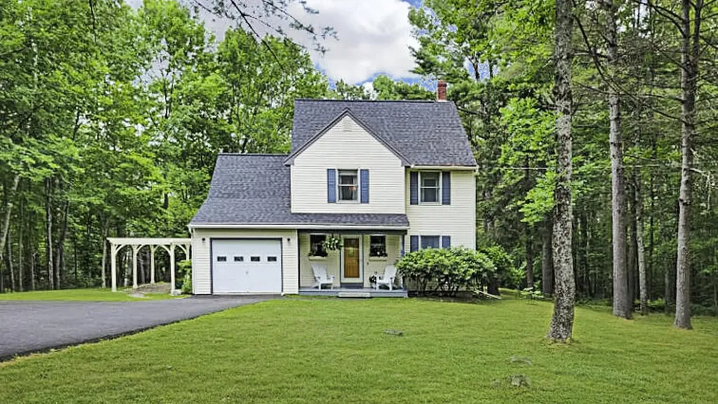 15 Cove Road Winterport ME 04496