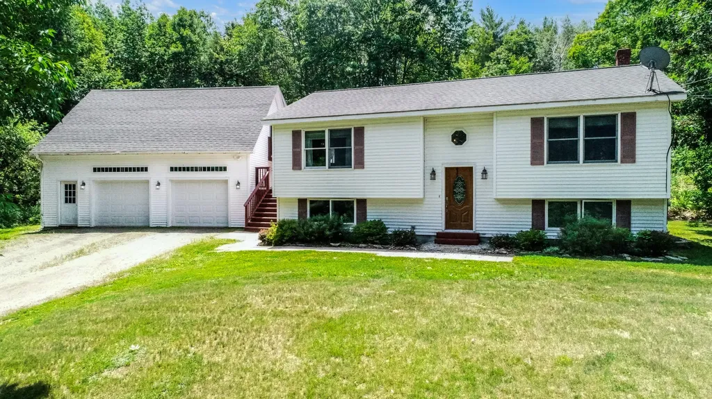 24 Country Lane Pittston ME 04345