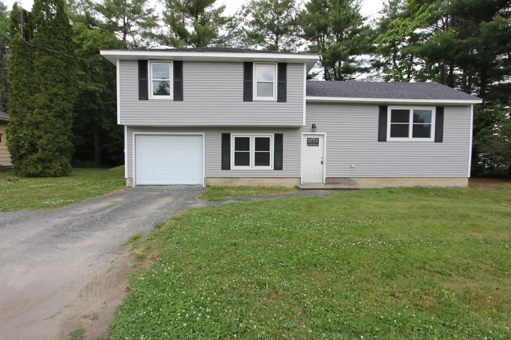 24 Robinson Gardens Lewiston ME 04240