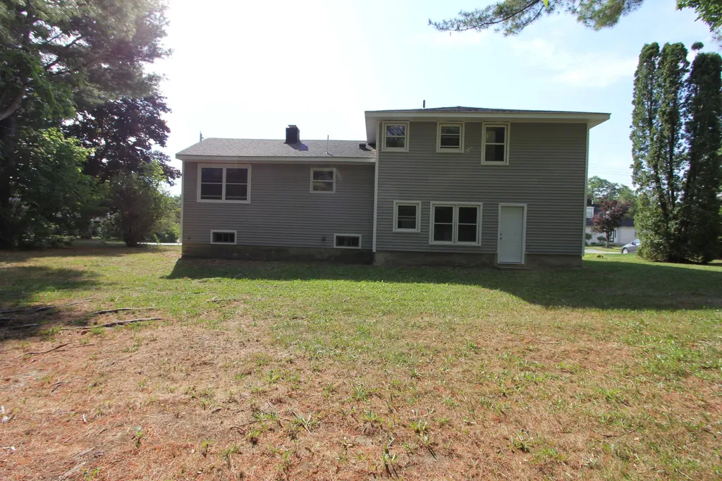 24 Robinson Gardens Lewiston ME 04240