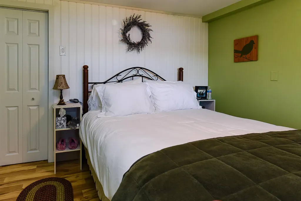 8 Cardinal Lane Poland ME 04274
