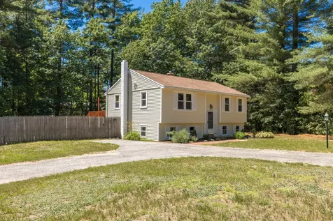 17 Elizabeth Avenue Raymond ME 04071