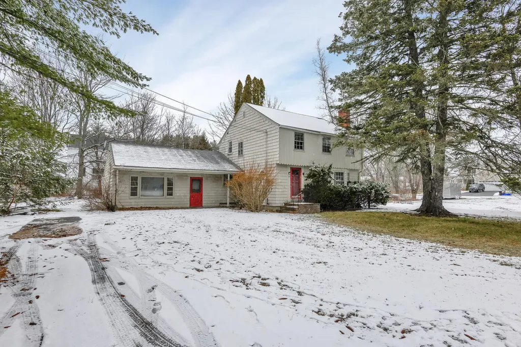8 Walcott Avenue Falmouth ME 04105