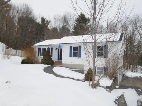 29 Orchard Circle Lewiston ME 04240