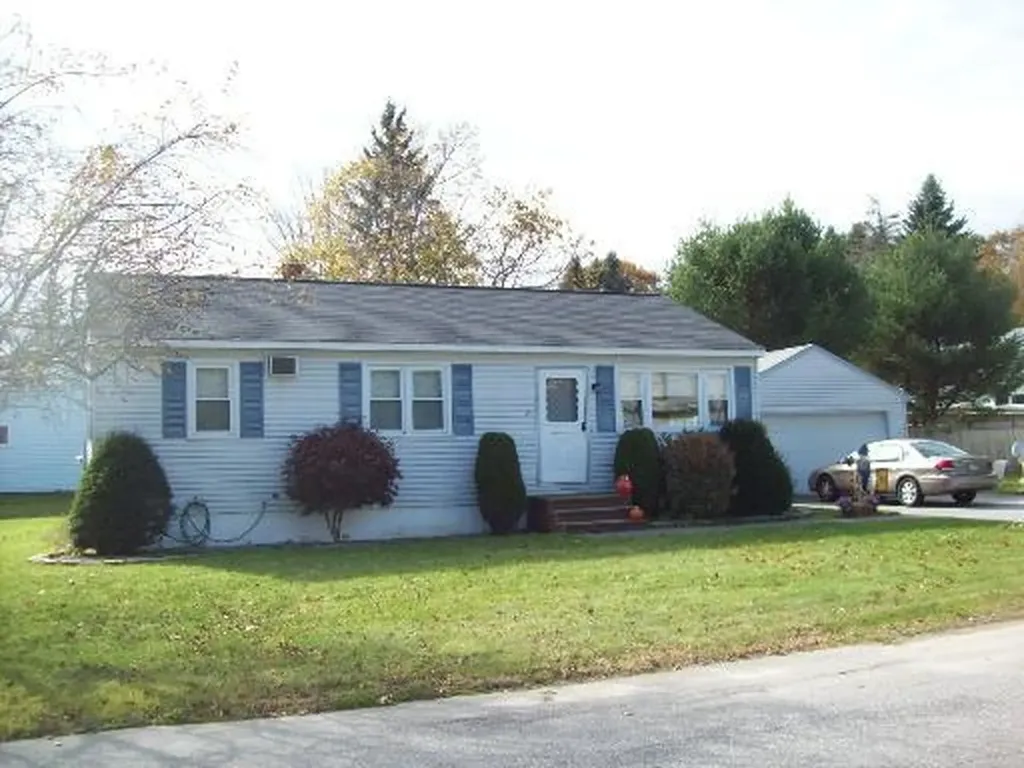 16 Orchard Circle Lewiston ME 04240