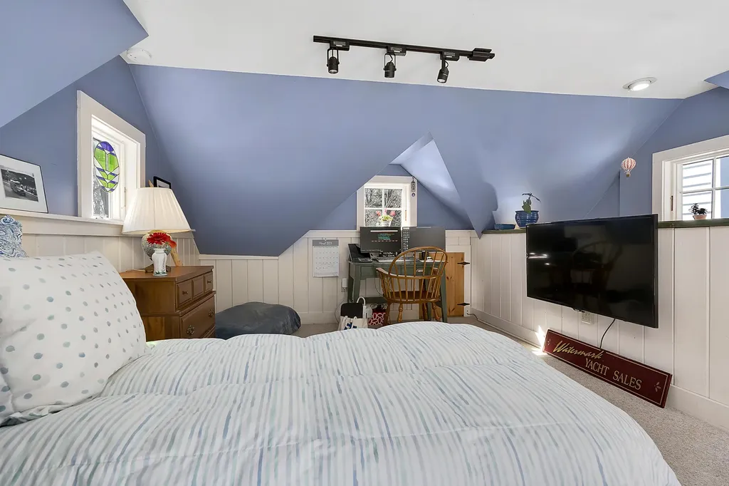 17 Johnson Road Falmouth ME 04105