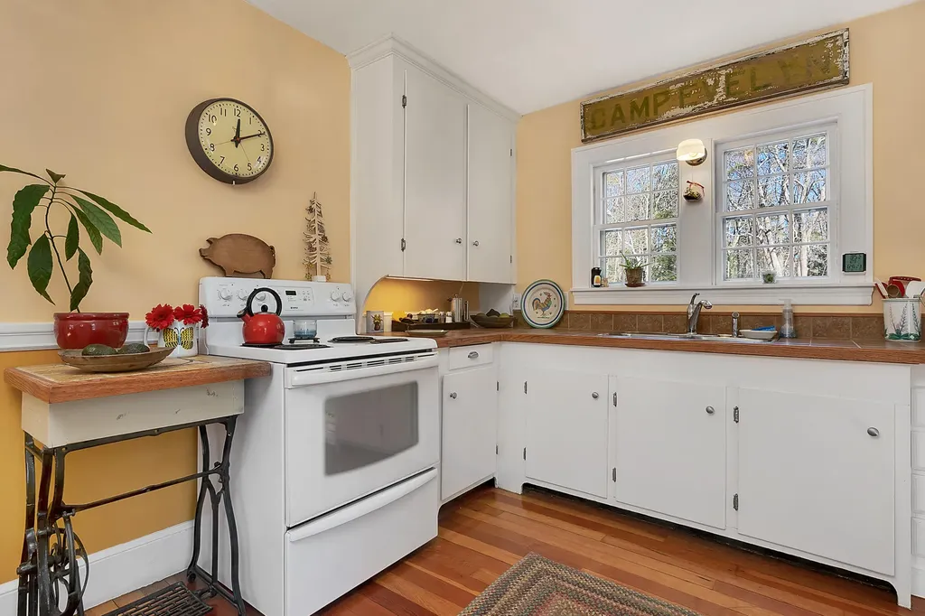 17 Johnson Road Falmouth ME 04105