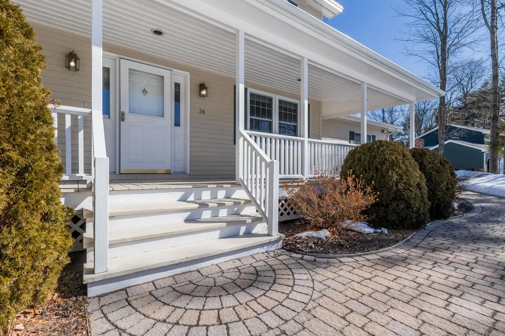 38 Woodside Drive Lewiston ME 04240