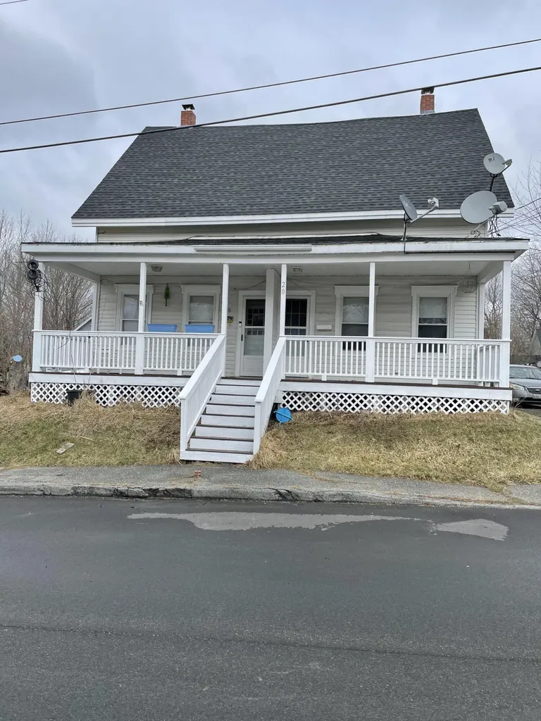 18 Oak Street Gardiner ME 04345