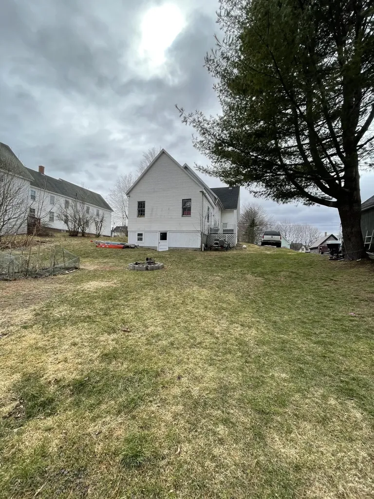 18 Oak Street Gardiner ME 04345