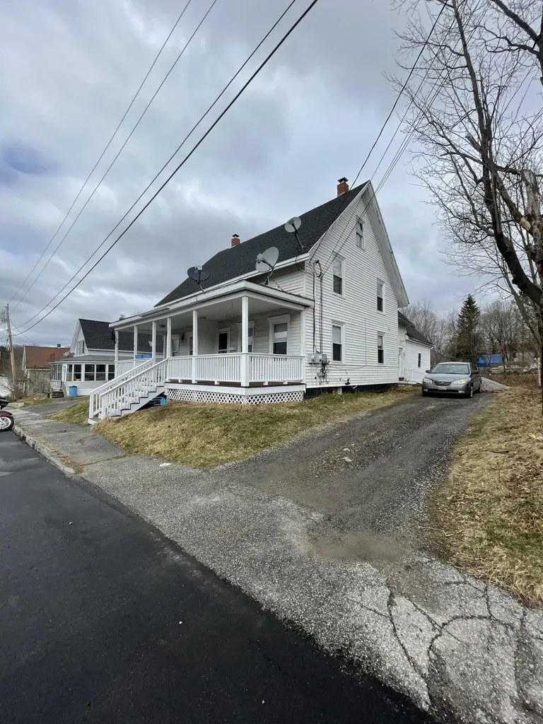 18 Oak Street Gardiner ME 04345