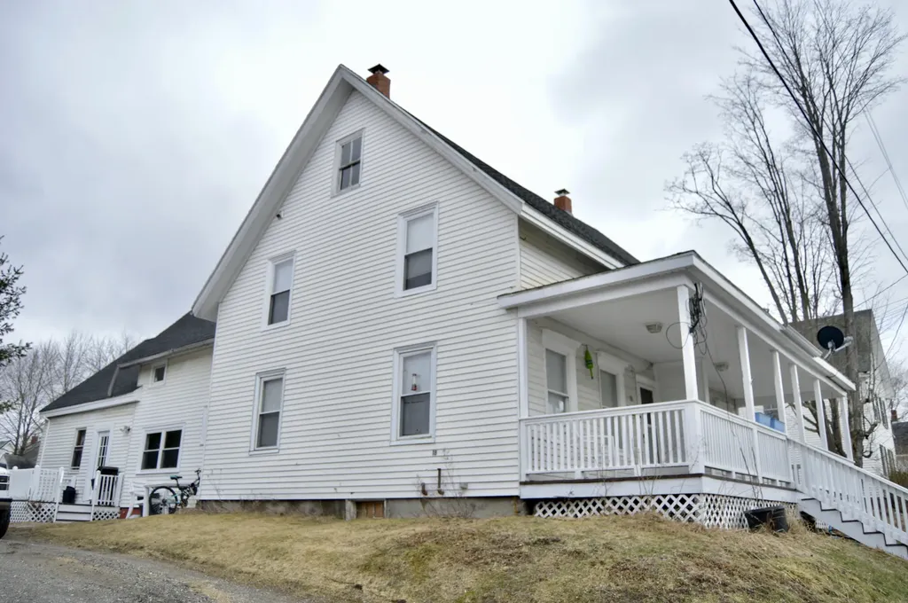 18 Oak Street Gardiner ME 04345