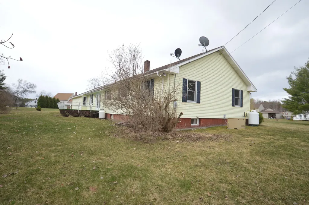 3 Independence Avenue Hampden ME 04444