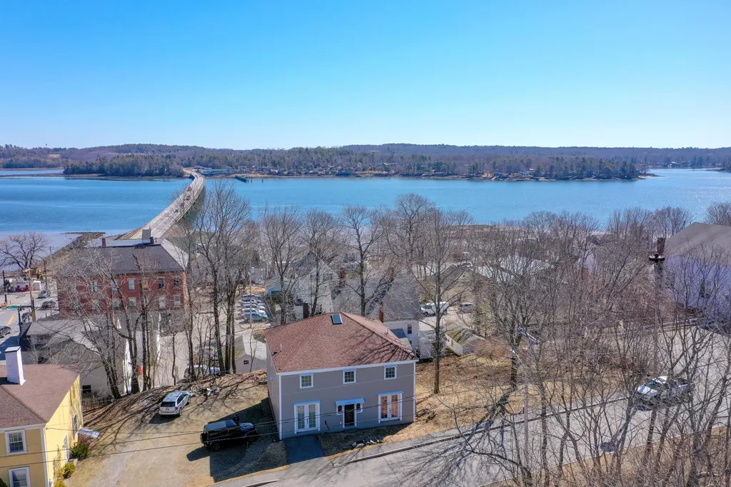 31 Fort Hill Street Wiscasset ME 04578