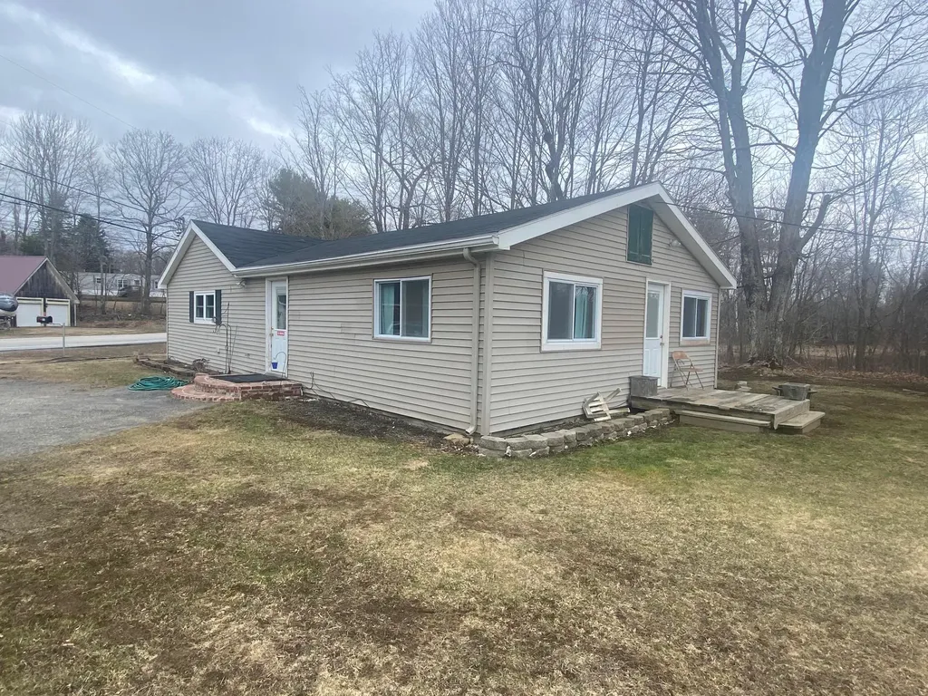 689 Whitefield Road Pittston ME 04345