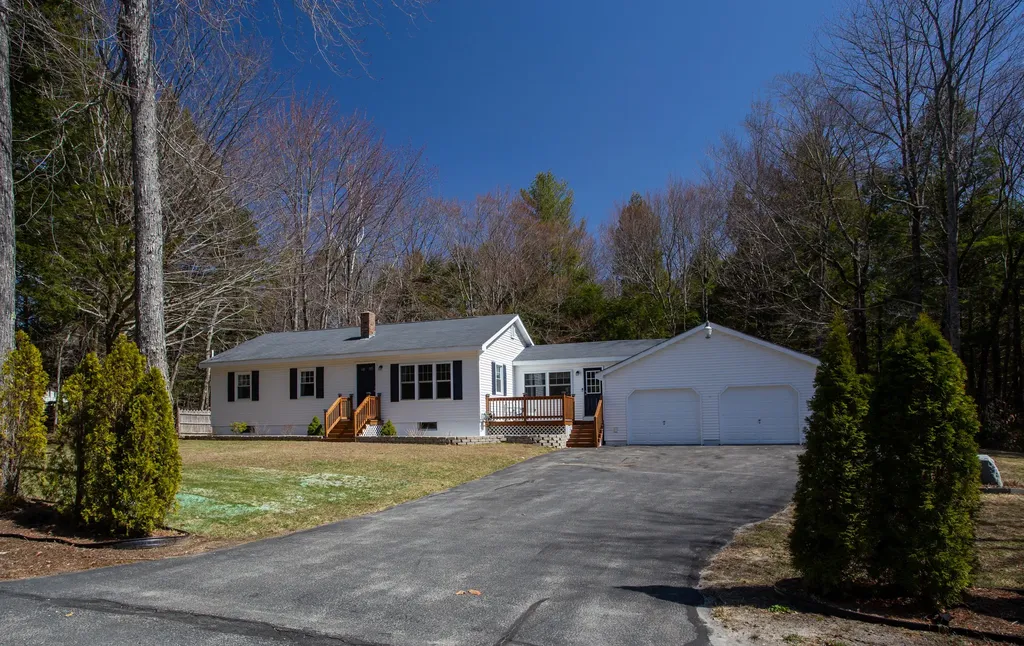 15 Mertie Drive Buxton ME 04093