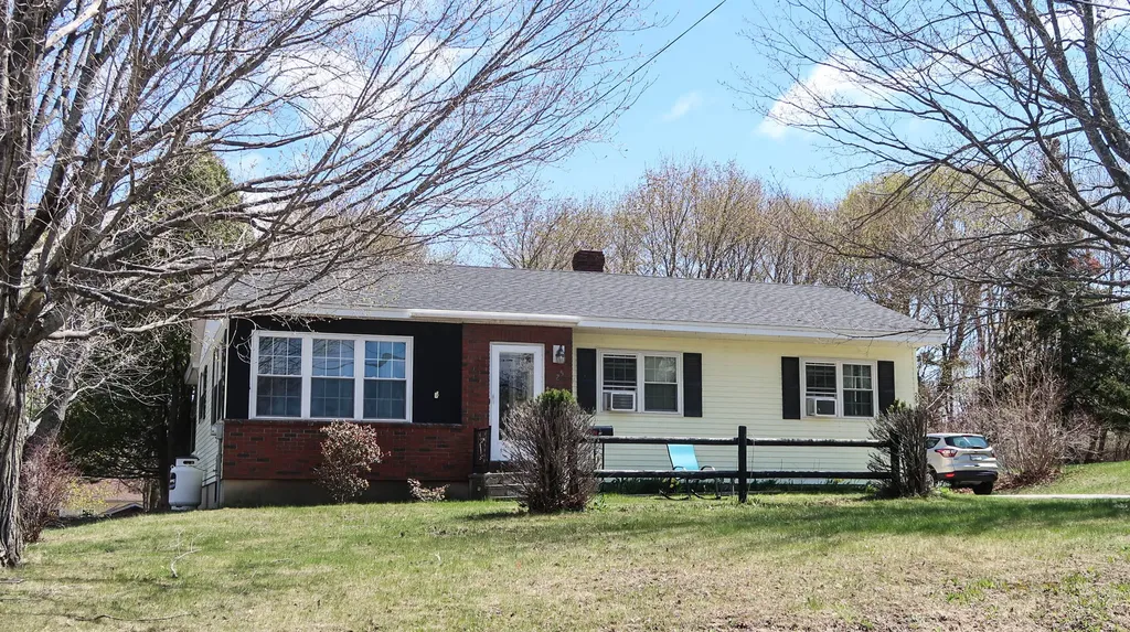 25 Hillcrest Street Gardiner ME 04345