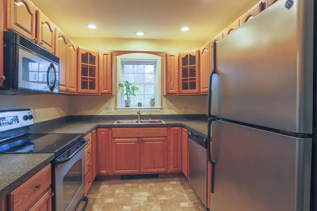 10 Sunset Street Thomaston ME 04861