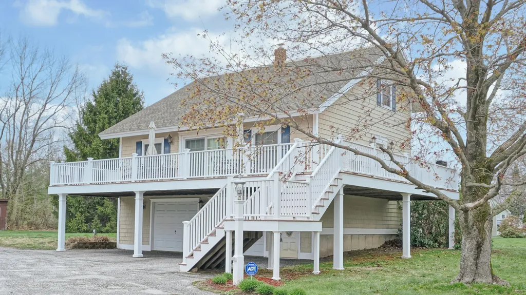 13 Bay Village Road Naples ME 04055