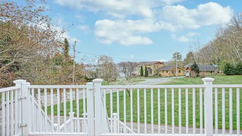 13 Bay Village Road Naples ME 04055