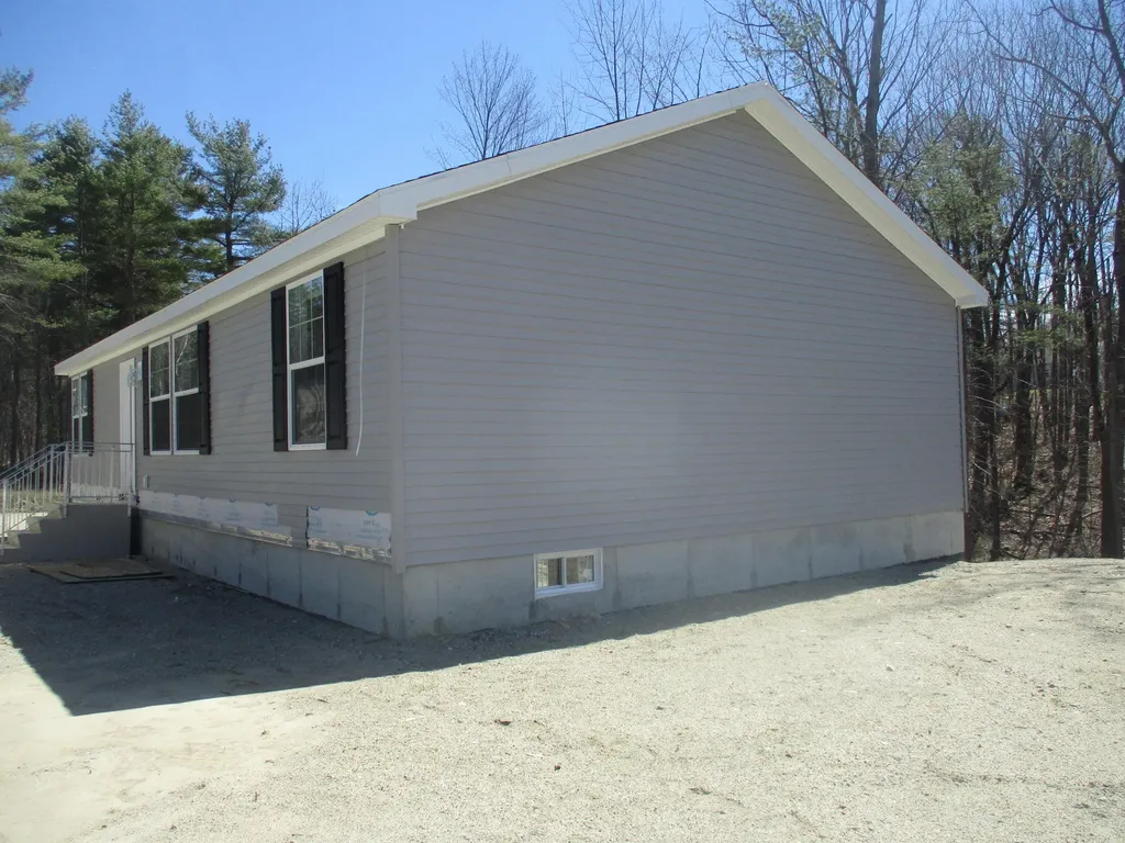 18 Doe Run Lewiston ME 04240