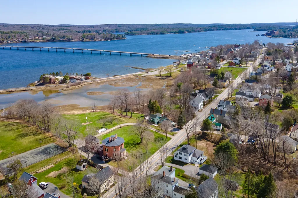 63 Federal Street Wiscasset ME 04578