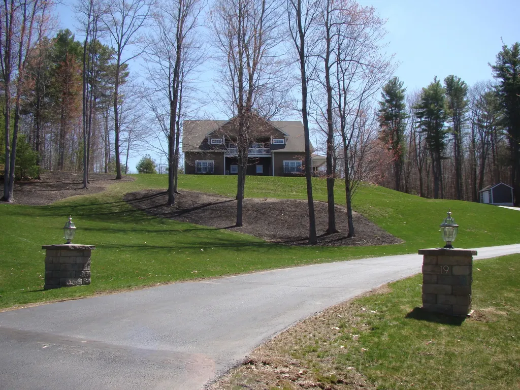 19 Amos Court Lewiston ME 04240