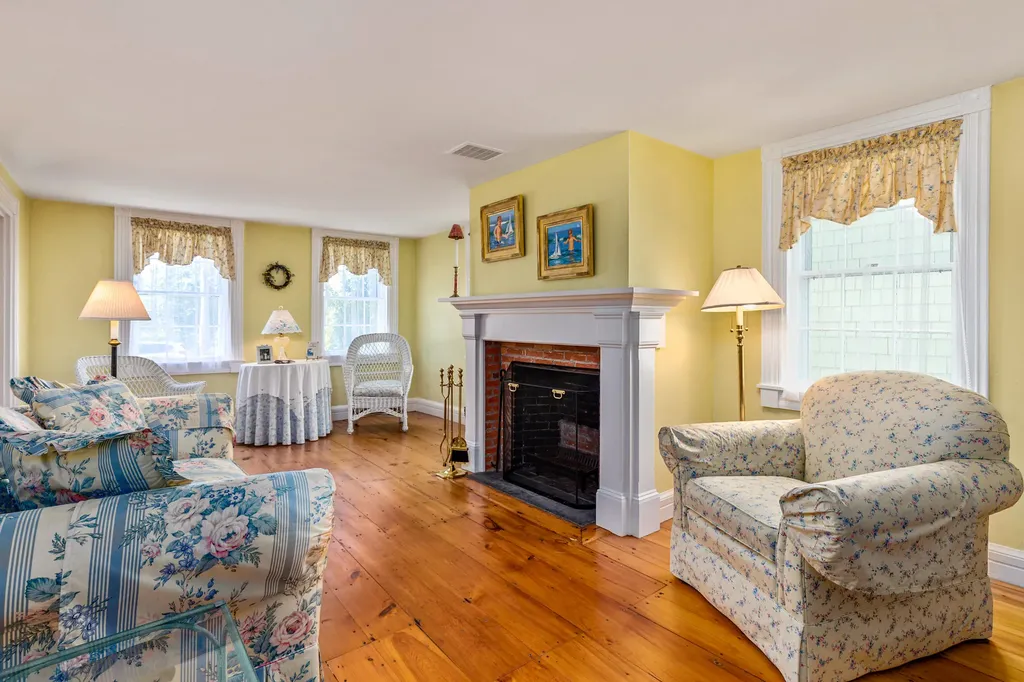438 York Street York ME 03909