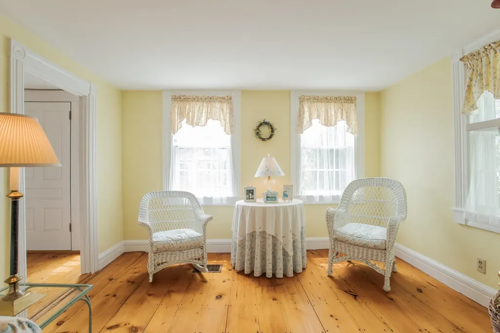 438 York Street York ME 03909